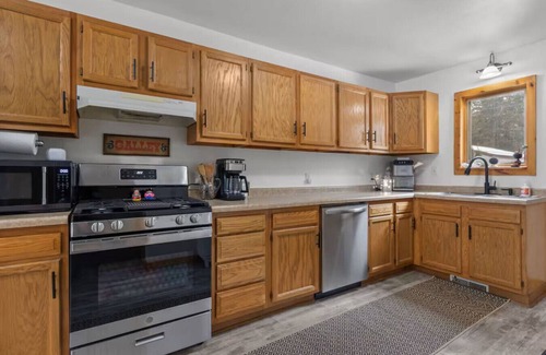 Shawano Casa | LAKE FRONT! WaterToys! Private Dock! Firepit|Grill