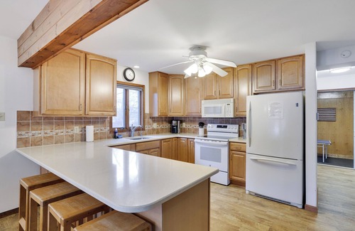 Jim Thorpe Casa | Lake front with Private Beach, Hot tub, Pool, Pickle Ball, Close to Skiing