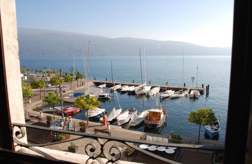 Gargnano Apartamento | Lake Garda Piazza Apartment - St Loe