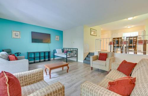 Lake George Casa | Lake George Townhome with Deck 2 Mi to The Outlets!