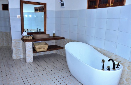 Kasese Cabina | Lake George View Resort