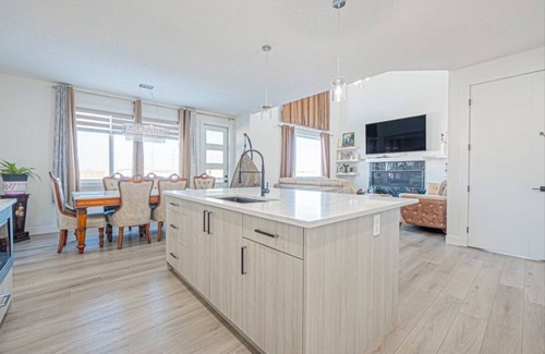 Chestermere Casa | Lake Getaway-4Bed/4Bath Home-Chestermere