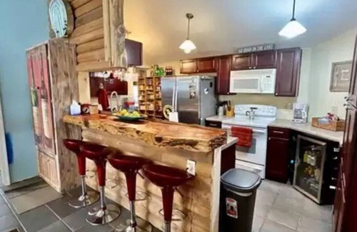 Versailles Cabaña | Lake Getaway - Sleeps 12 - includes boat slip