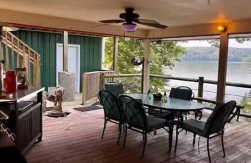 Versailles Cabaña | Lake Getaway - Sleeps 12 - includes boat slip