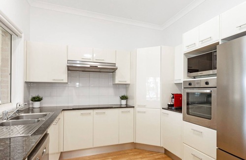 Mannering Park Casa | Lake Getaway - Modern 3 bedroom home positioned on the Lake