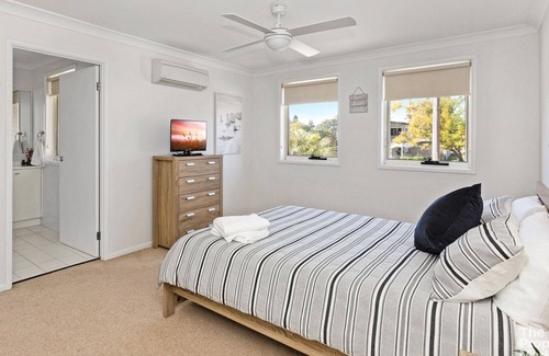 Mannering Park Casa | Lake Getaway - Modern 3 bedroom home positioned on the Lake