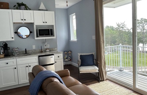 Granbury Cabaña | Lake Granbury Cottage, Just steps from the historic square!