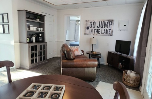Waterloo Cabaña | Lake Greenwood Guesthouse-Bring your boat and your pup!