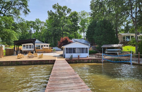 Waterloo Cabaña | Lake Greenwood Guesthouse-Bring your boat and your pup!