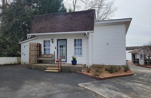 Waterloo Casa | Lake Greenwood Lodge- Main house and Guesthouse