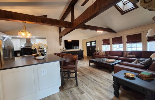 Waterloo Casa | Lake Greenwood Lodge-Main House and Guest House- Boats and Pups Welcome
