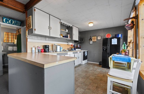 Tanglewood Estates Cabaña | Lake Hamilton cottage: Large deck on lake, with kayaks. 15 minutes from Oaklawn