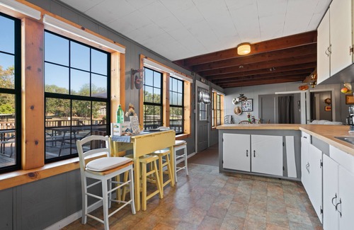 Tanglewood Estates Cabaña | Lake Hamilton cottage: Large deck on lake, with kayaks. 15 minutes from Oaklawn