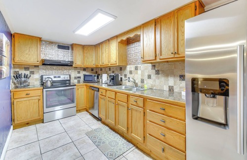 Piney Casa | Lake Hamilton Family Gem: Hot Tub & Boat Slip!