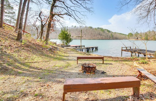 Piney Casa | Lake Hamilton Family Gem: Hot Tub & Boat Slip!