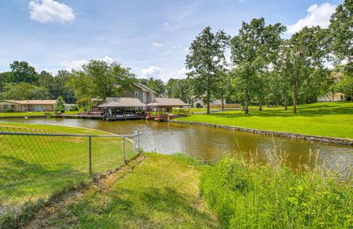 Rockwell Casa | Lake Hamilton Retreat with Kayaks and Spacious Yard!