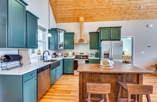 Fair Play Cabaña | Lake Hartwell Cottage w/ Boat Dock: Near Clemson
