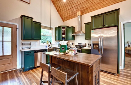 Fair Play Cabaña | Lake Hartwell Cottage w/ Fire Pit: Near Clemson!