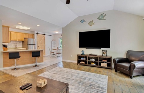 Townville Casa | "Lake Hartwell, Waterfront Cottage with Views, near Clemson"