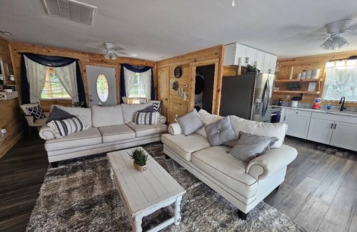 Tunnel Hill Cabina | Lake Haven Cottage-Lake front