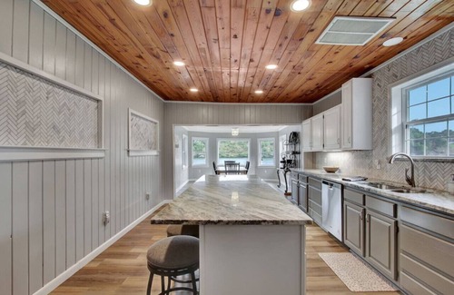 Piney Casa | Lake Haven (Hot Tub, Game Room)