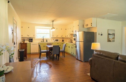 Hickory Casa | Lake Hickory cozy home