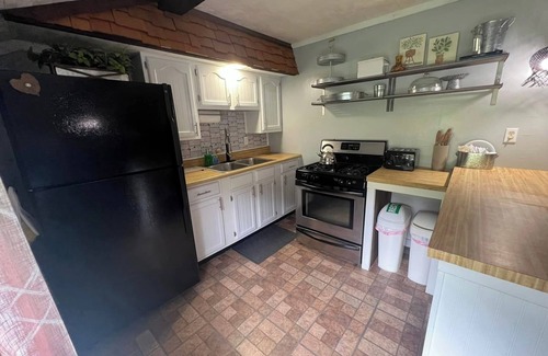 Hubbardton Cabaña | Lake Hortonia 3 bedroom cottage and boat house 2 min walk to Lake.