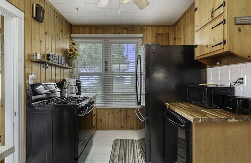 Anchorville Casa | Lake house, 5 bedrooms, 2 baths. and dog friendly
