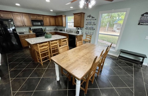 Quinlan Casa | Lake House - Boat Slip - Swim Area - Lake Tawakoni - Fishing - Private