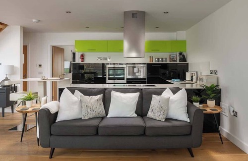 Ampney Crucis Casa | Lake House: Luxury Cotswolds Stay with a Hot Tub