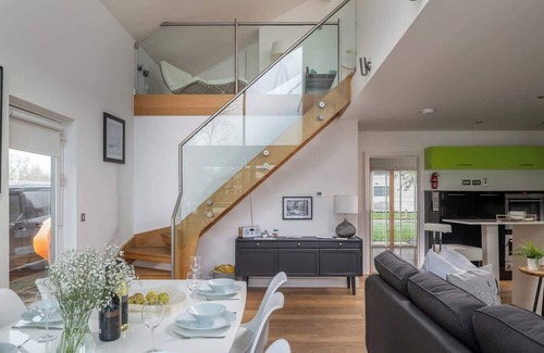 Ampney Crucis Casa | Lake House: Luxury Cotswolds Stay with a Hot Tub