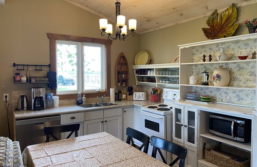 Louth Cabaña | Lake House Cottage on the lake