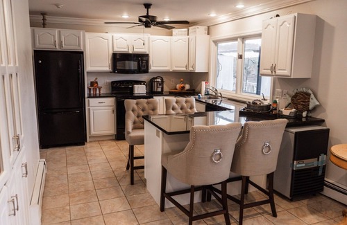 Trumbull Casa | Lake house cozy to relax with a family. 6 bedroom very spacious house.