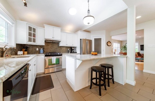 Alberta Beach Casa | Lake House Lodge | Fireplace | Family Friendly