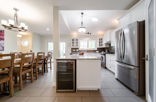 Alberta Beach Casa | Lake House Lodge | Fireplace | Family Friendly