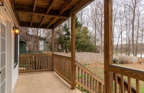 Burlington Casa | Lake House on Hickory Nut Point