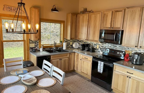 Florence Casa | Lake House on Lake Ellwood - 10 minutes from town and 10 steps to the water!