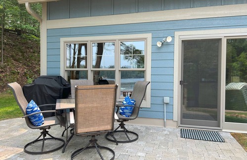 Florence Casa | Lake House on Lake Ellwood - 10 minutes from town and 10 steps to the water!