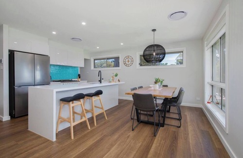 Charmhaven Casa | Lake House on Panorama Refined Waterfront Living