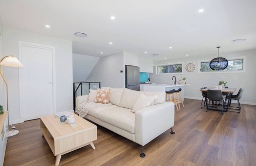 Charmhaven Casa | Lake House on Panorama Refined Waterfront Living