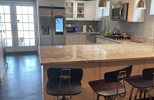 Round Lake Casa | Lake House Retreat with Hot Tub,Kyak,SUP near Great Lakes Naval & Great America