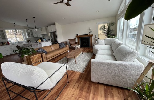 Youbou Casa | Lake House Retreat - includes boat slip!