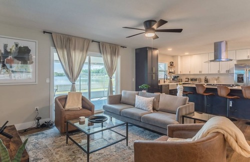 Orlando Casa | Lake House Retreat Near Downtown, Disney, Universal Studios and Airport