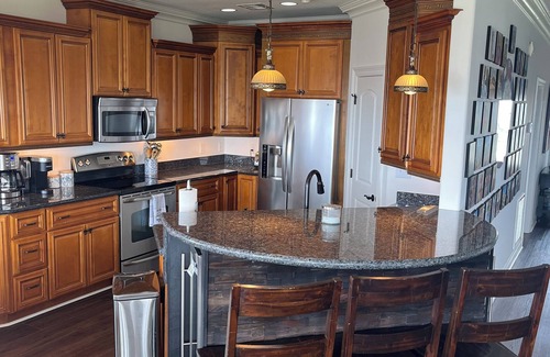 New Orleans East Area Casa | LAKE HOUSE. Serene, charming 5-bedroom house in greater New Orleans.