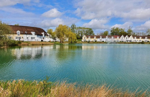 South Cerney Cabina | Lake house - sleeps 7