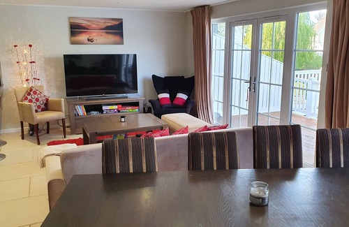 South Cerney Cabina | Lake house - sleeps 7