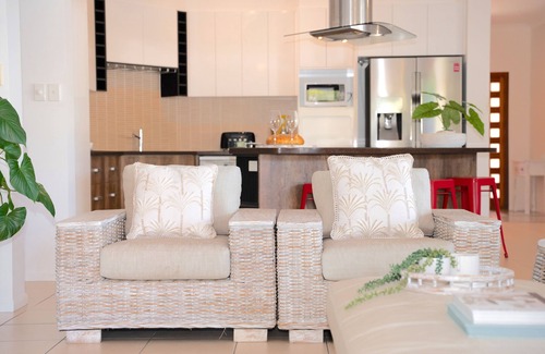 Trinity Beach Casa | Lake house, stroll to beach & cafes- Pets Welcome