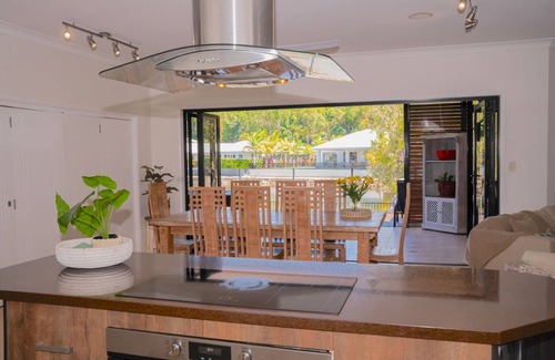 Trinity Beach Casa | Lake house, stroll to beach & cafes- Pets Welcome