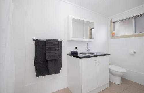 Tuggerawong Casa | Lake House Studio - A Peaceful Waterfront Hideaway