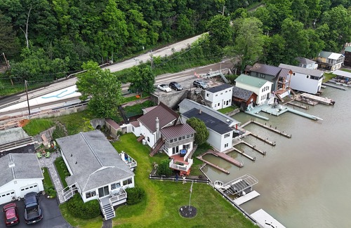 Hammondsport Casa | Lake House | Walking Distance to Town | Sleeps 10